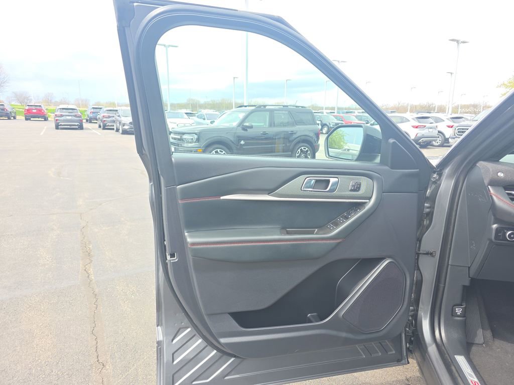 Certified 2025 Ford Explorer ST-Line w/ Premium Package image 18