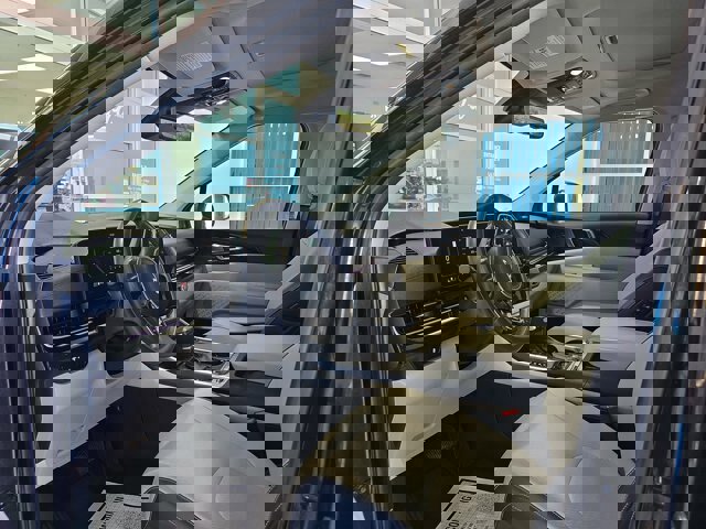 Used 2025 Kia Carnival SX Prestige image 6