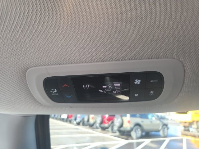 Used 2023 Chrysler Pacifica Touring-L image 18