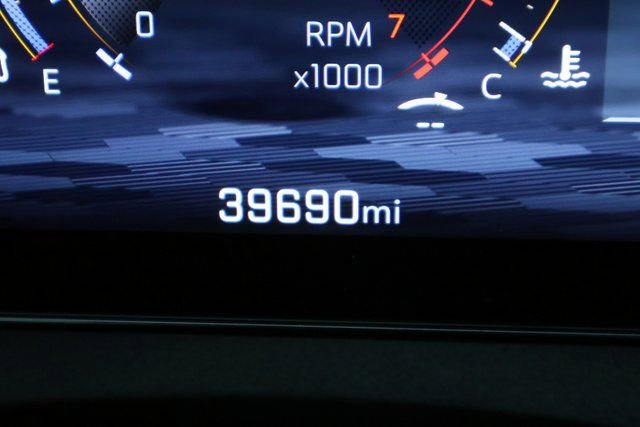 Used 2025 Chevrolet Traverse LT image 37