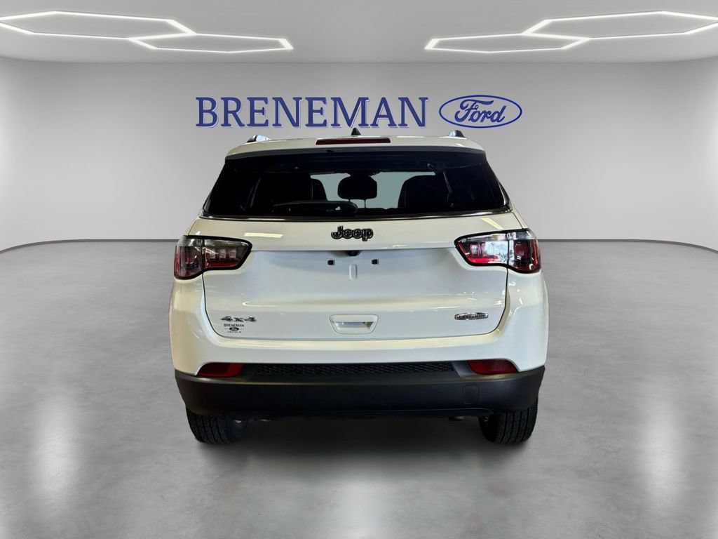Used 2025 Jeep Compass Latitude AWD/4WD image 6