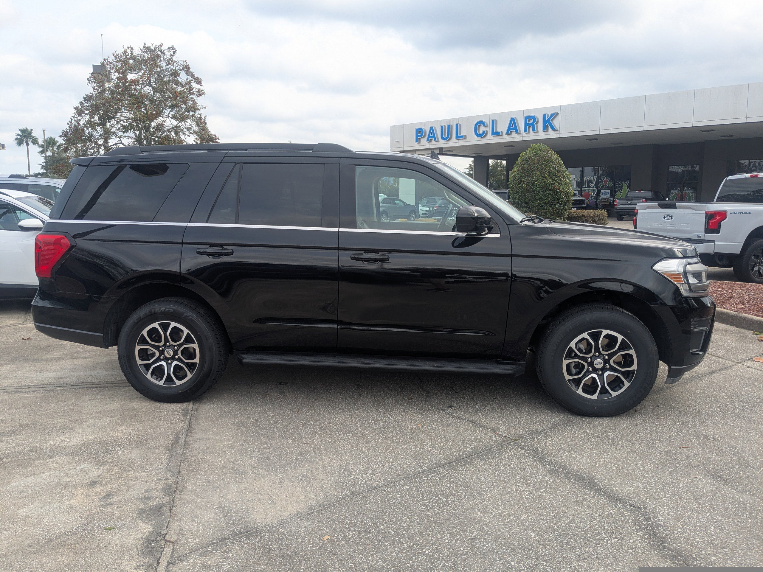 Certified 2024 Ford Expedition XLT image 3