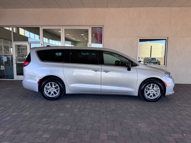 Used 2024 Chrysler Pacifica Touring-L FWD image 6
