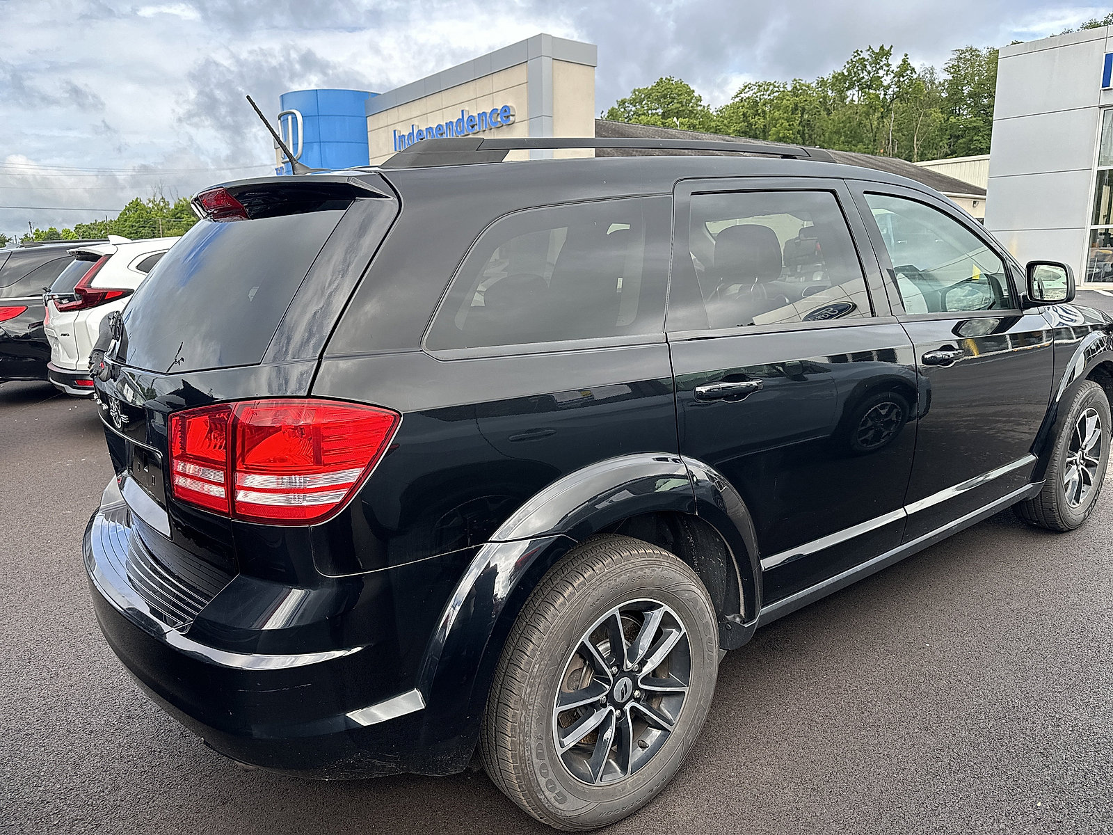 Used 2018 Dodge Journey SE w/ Blacktop Package FWD image 2