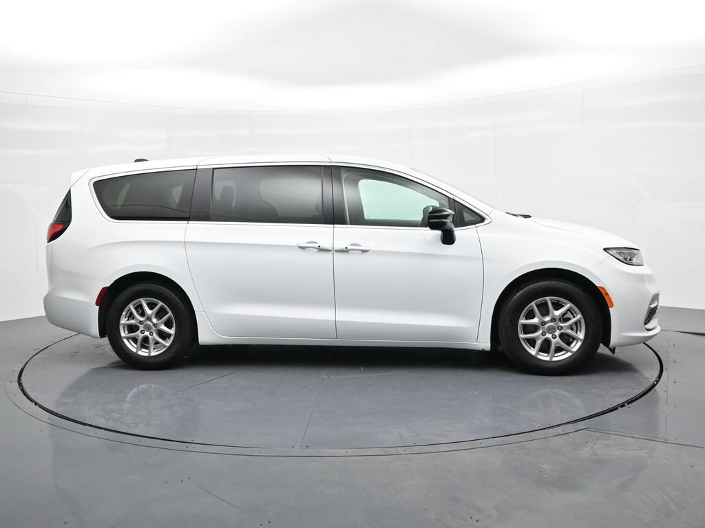 Used 2024 Chrysler Pacifica Touring-L FWD image 5