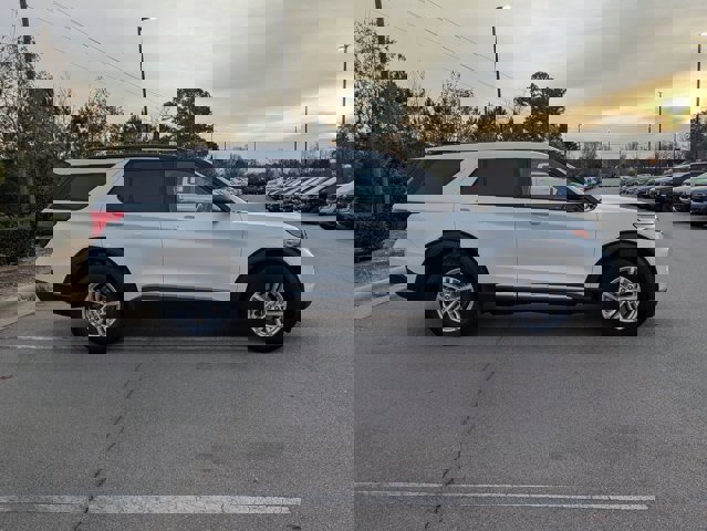 Certified 2022 Ford Explorer XLT w/ Equipment Group 202A image 7