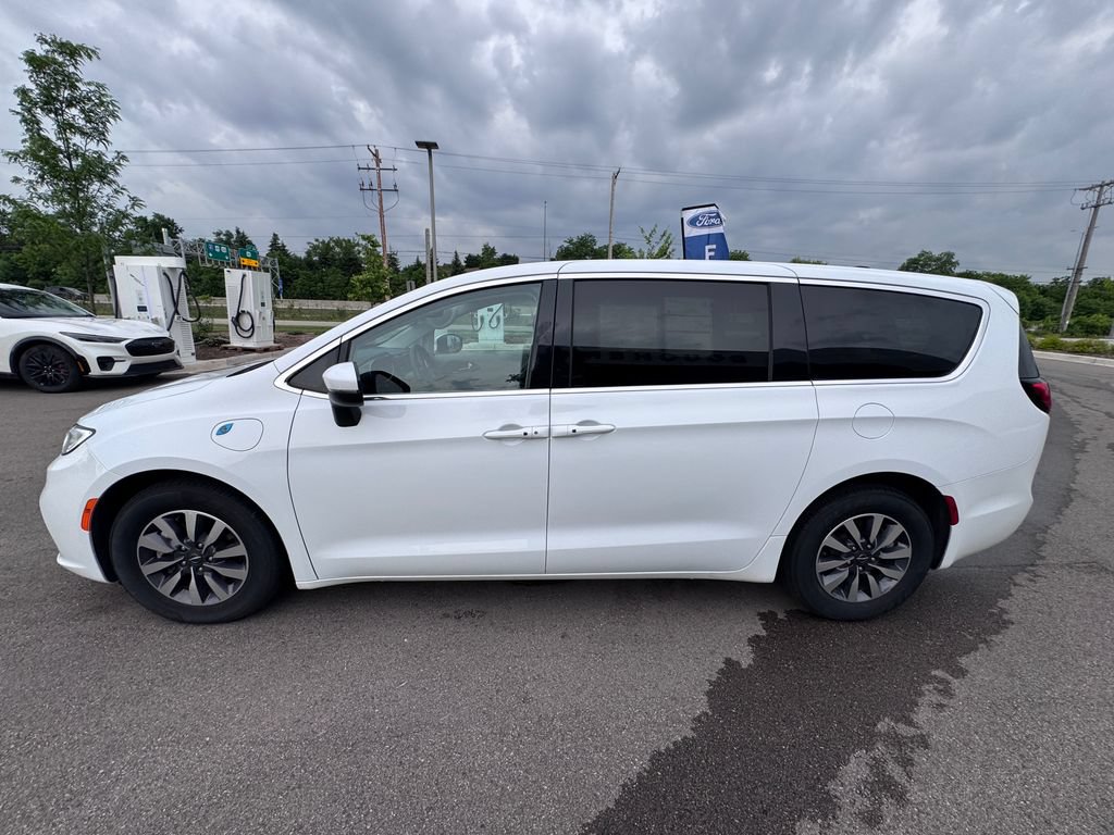 Used 2023 Chrysler Pacifica Touring-L FWD image 7