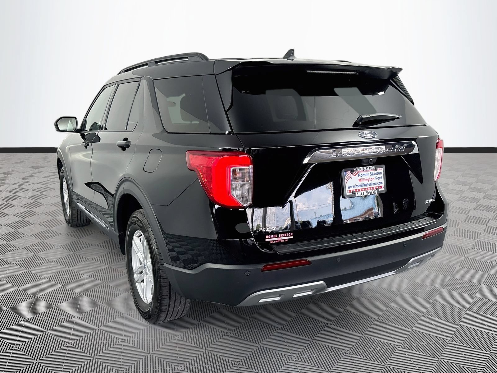 Certified 2023 Ford Explorer XLT w/ Equipment Group 202A AWD/4WD image 5