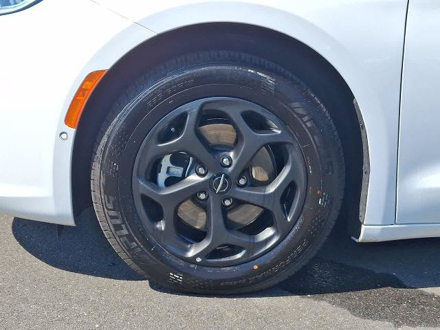 Used 2024 Chrysler Pacifica Limited FWD image 29