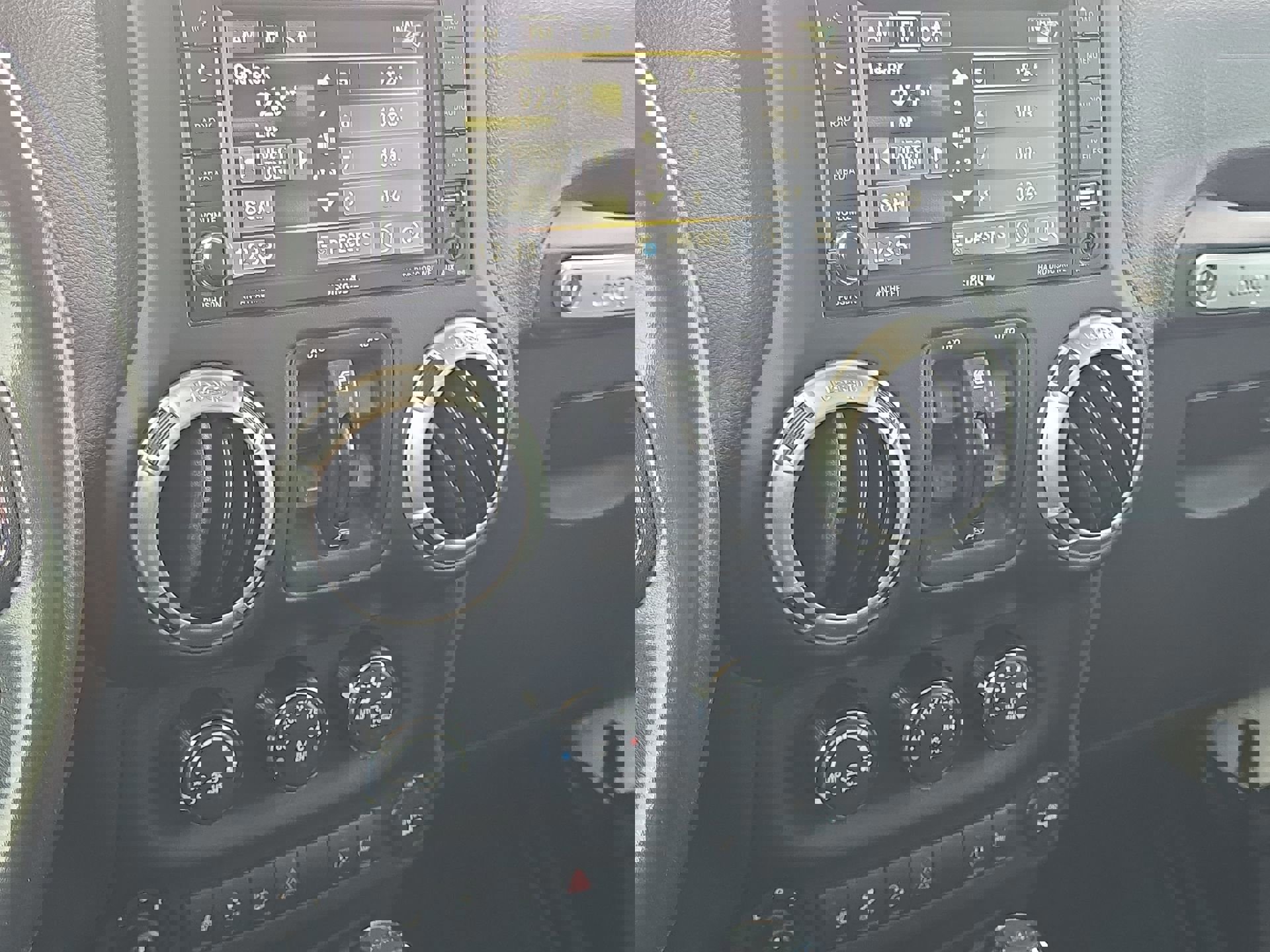 Used 2017 Jeep Wrangler Unlimited Rubicon w/ Connectivity Group image 15