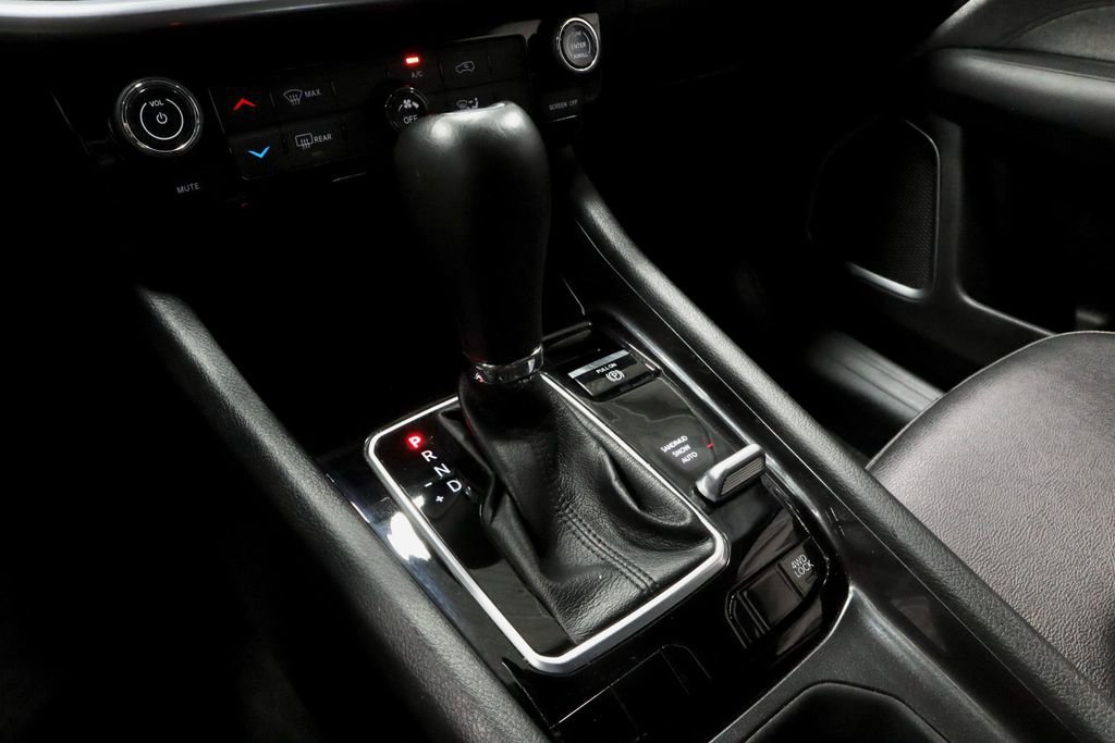 Used 2025 Jeep Compass Latitude image 30