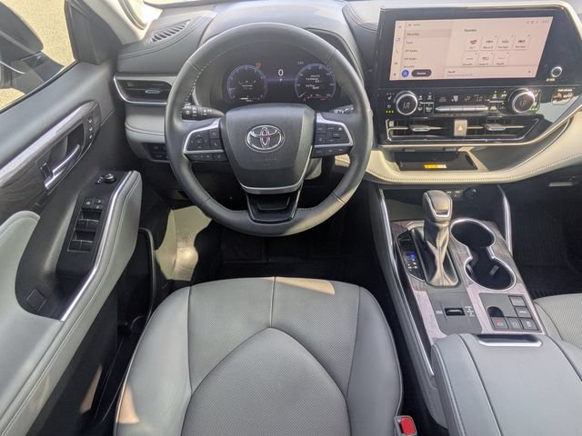Used 2024 Toyota Highlander Limited FWD image 17