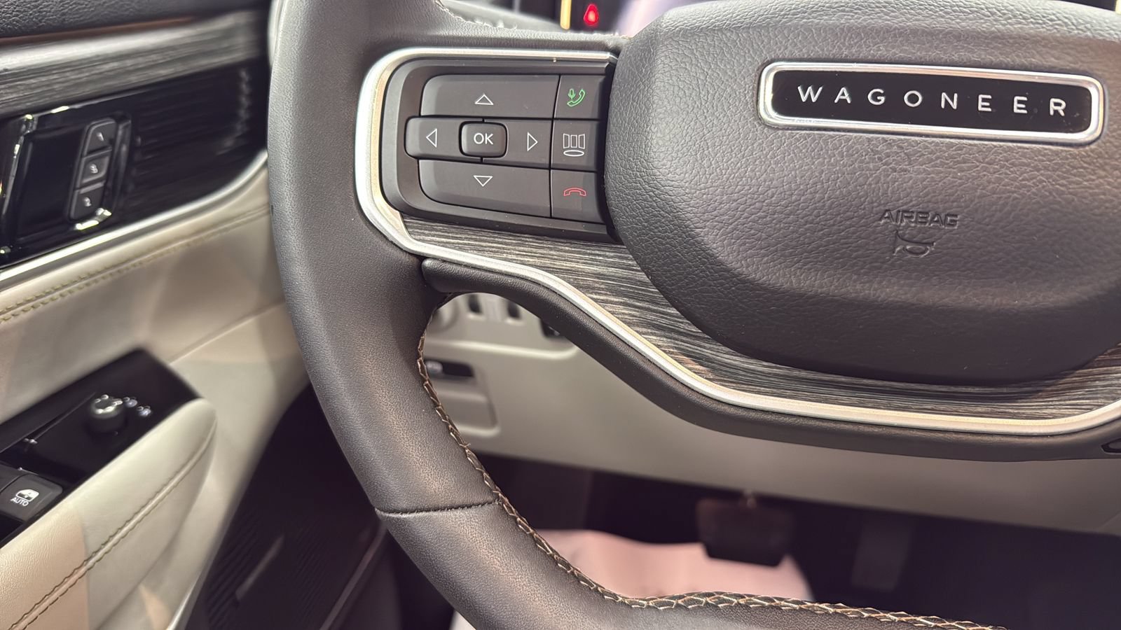 Used 2024 Jeep Wagoneer L Series II RWD image 16