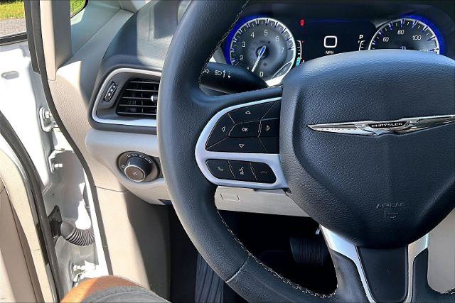 Used 2023 Chrysler Pacifica Touring-L FWD image 18
