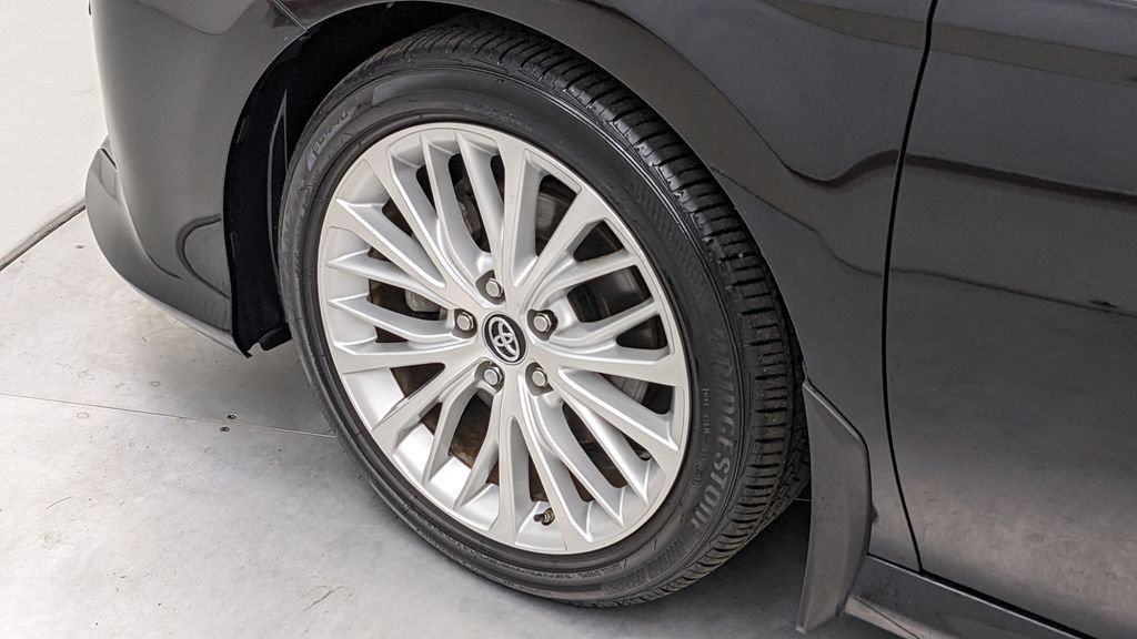 Used 2018 Toyota Camry XLE FWD image 5