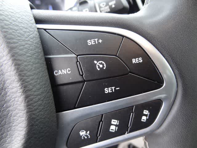 Used 2023 Chrysler Pacifica Touring-L FWD image 23