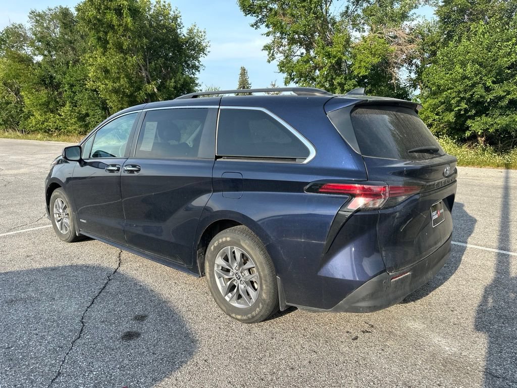 Used 2021 Toyota Sienna XLE w/ XLE Plus Package FWD image 3