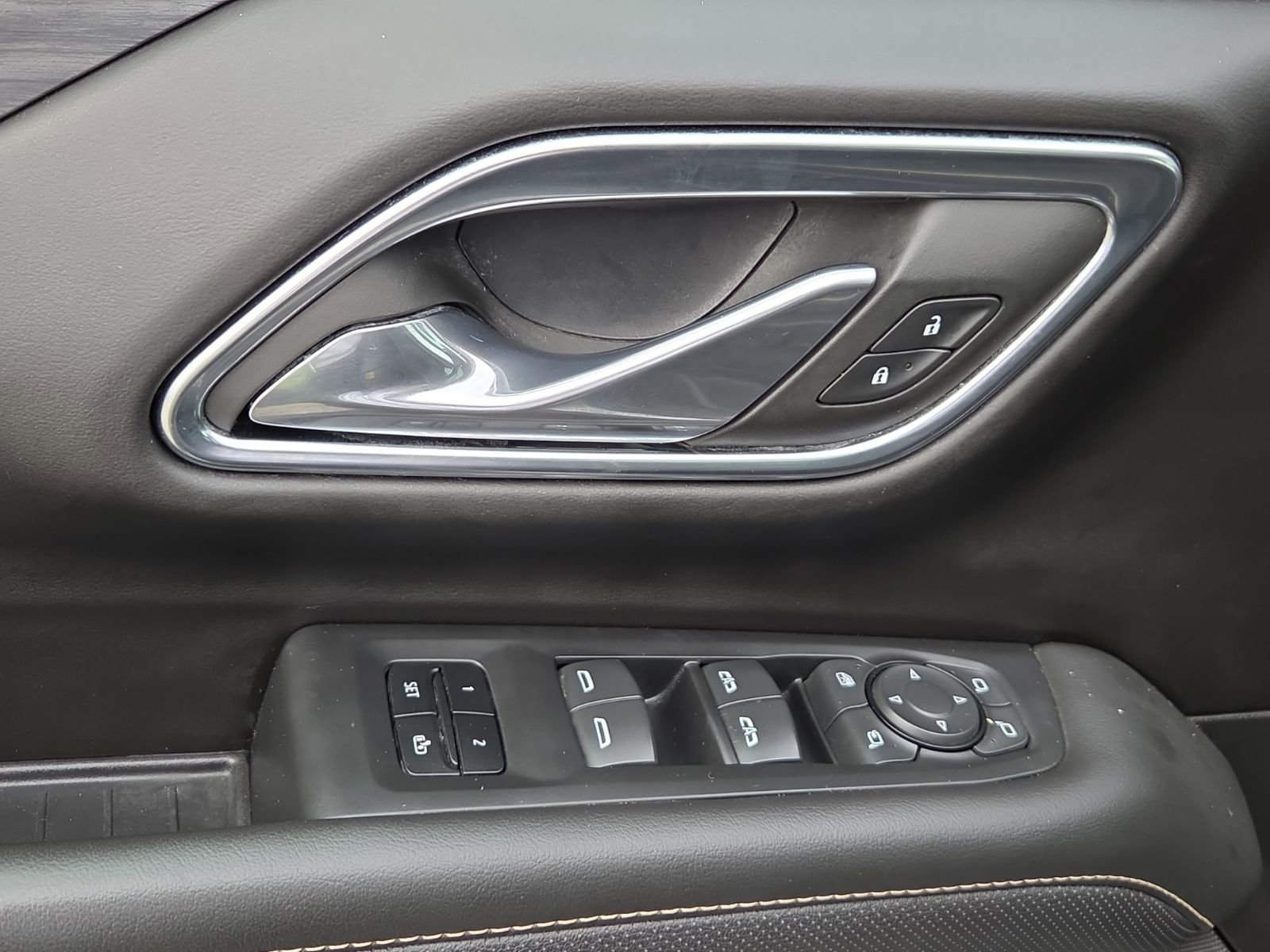 Used 2023 GMC Yukon XL SLT w/ SLT Premium Package image 14