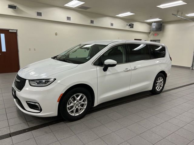 Used 2023 Chrysler Pacifica Touring-L image 3