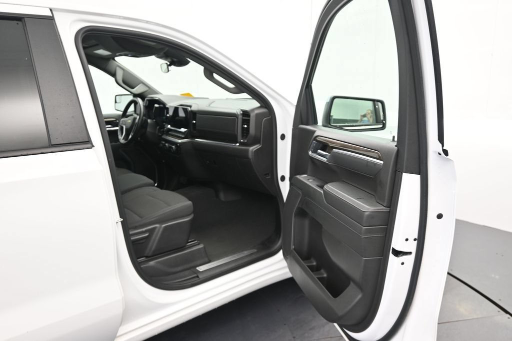 Used 2025 Chevrolet Silverado 1500 LT AWD/4WD image 16