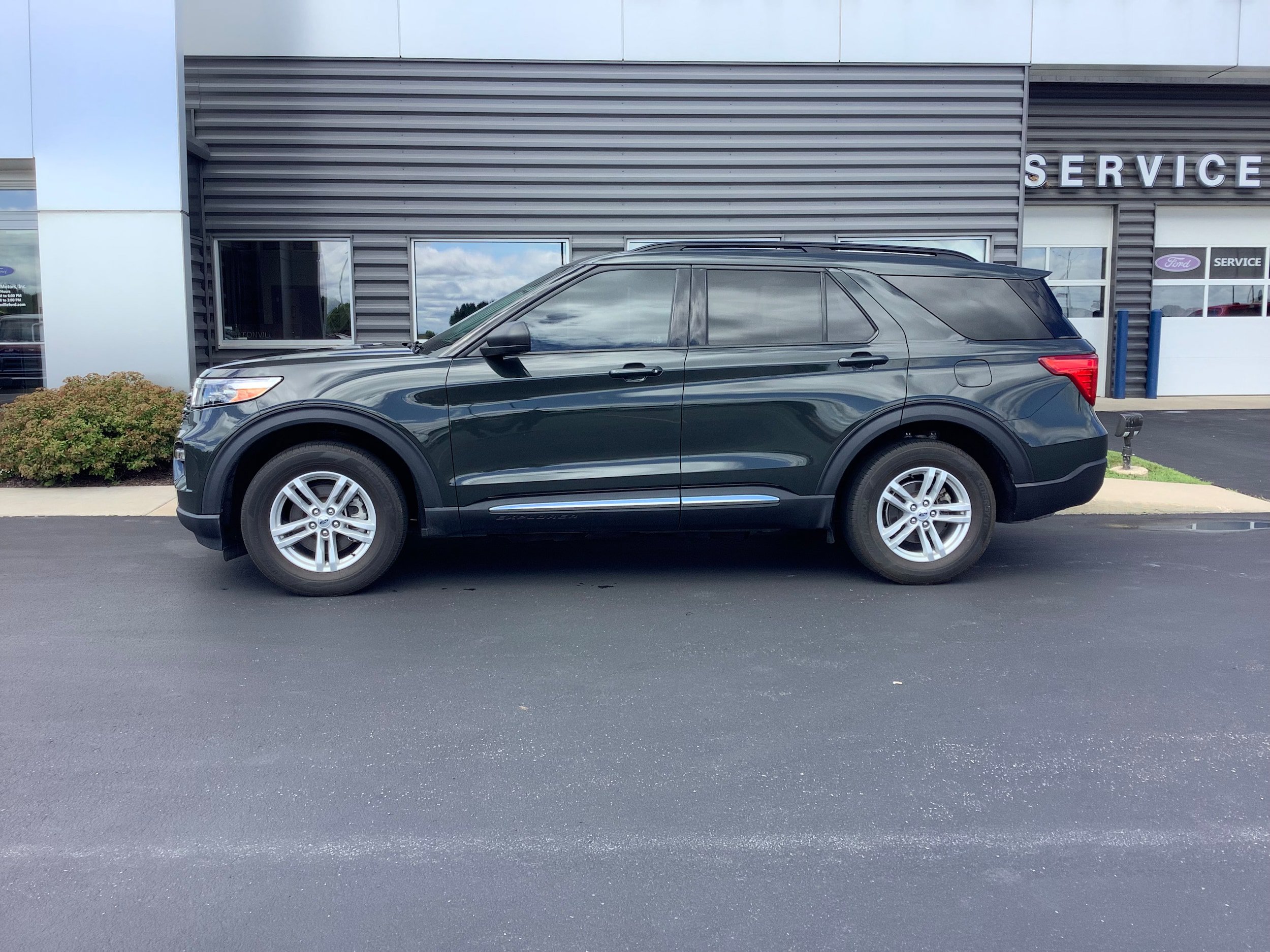 Certified 2023 Ford Explorer XLT w/ Equipment Group 202A AWD/4WD image 2