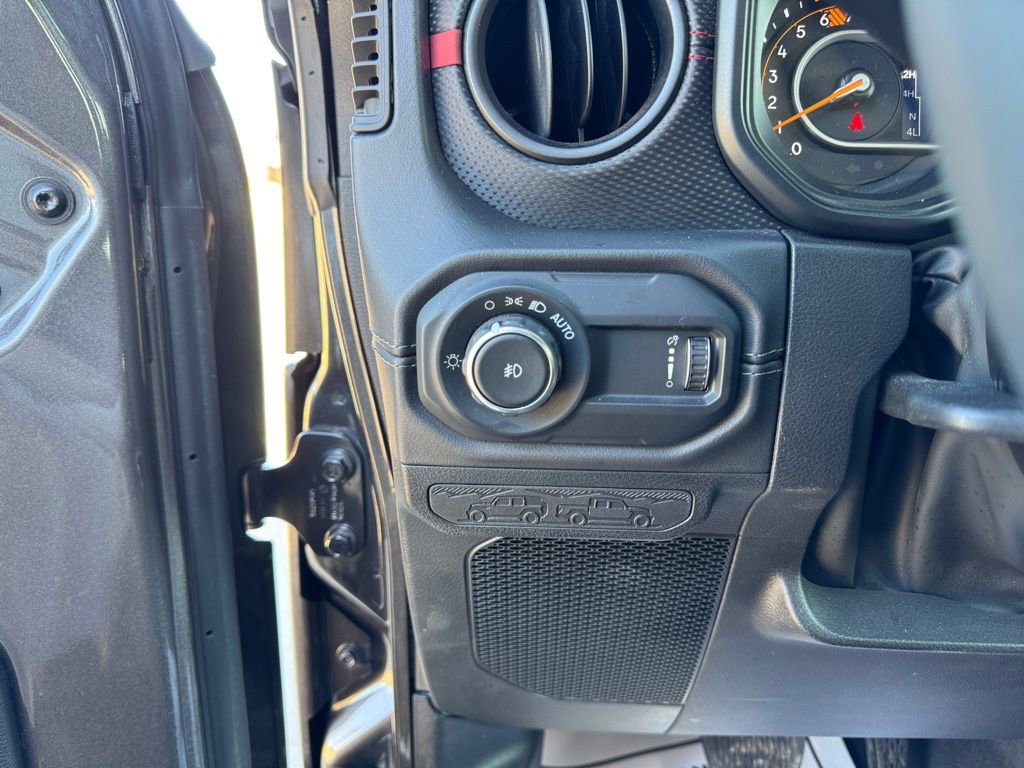 Used 2025 Jeep Wrangler Unlimited Rubicon AWD/4WD image 11