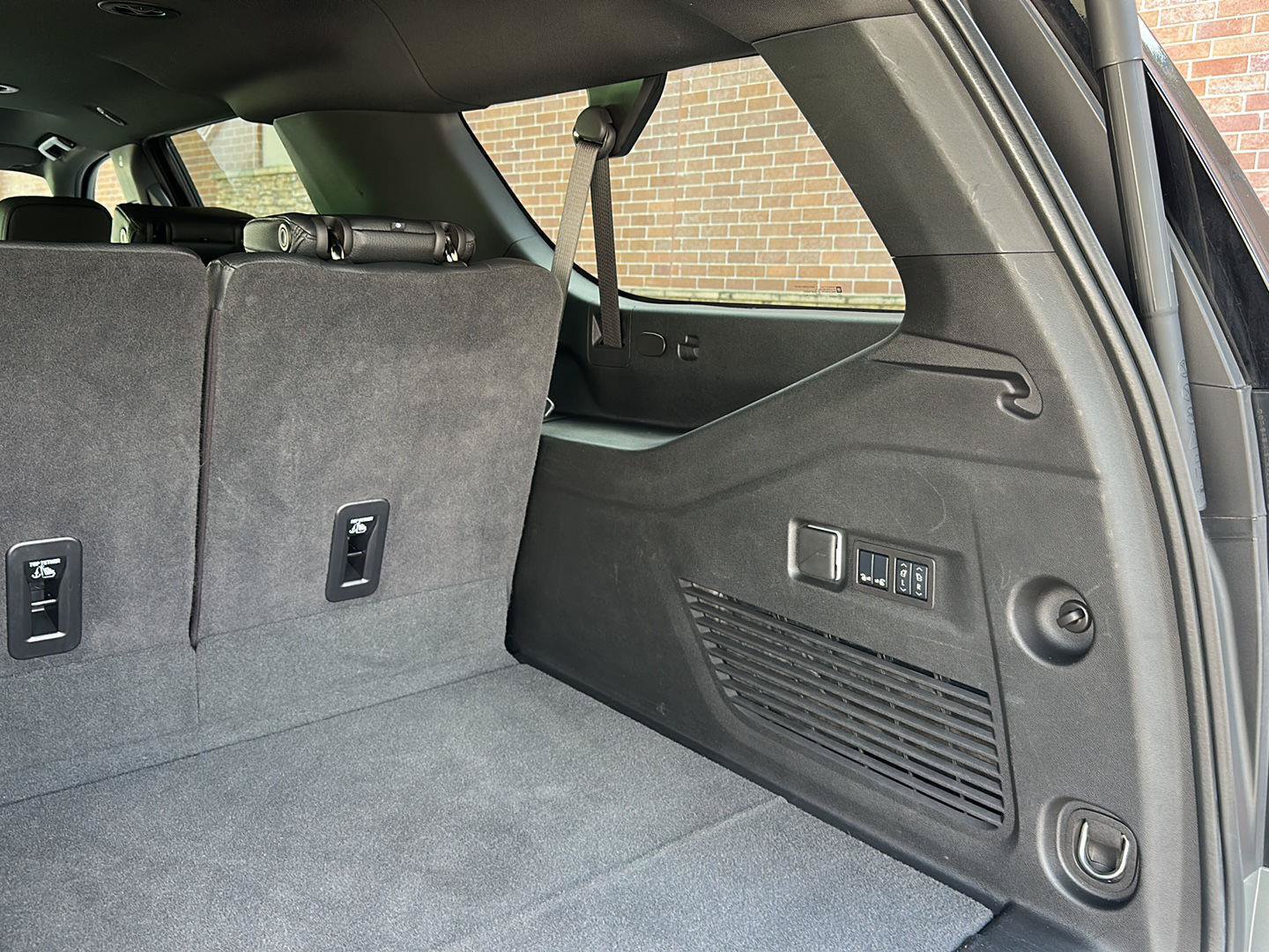 Used 2025 GMC Yukon XL Denali RWD image 33