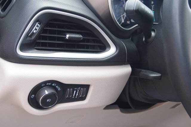 Used 2024 Chrysler Pacifica Touring-L FWD image 24