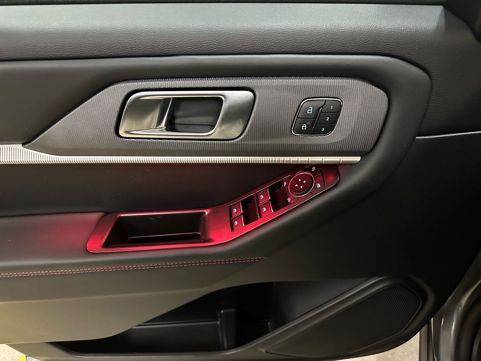 Certified 2025 Ford Explorer ST RWD image 15