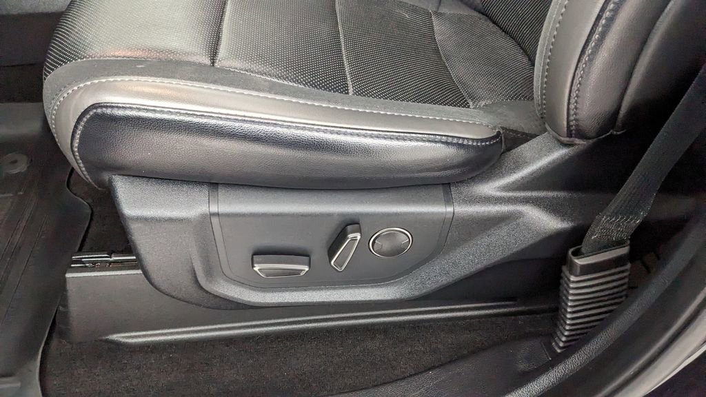 Certified 2019 Ford F150 Raptor w/ Equipment Group 802A Luxury image 27