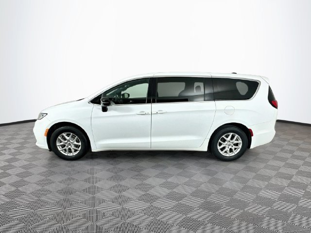 Used 2025 Chrysler Pacifica Select FWD image 7