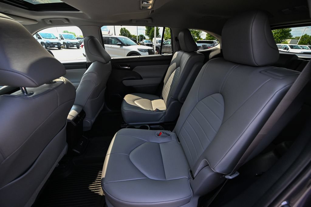 Used 2024 Toyota Highlander XLE AWD/4WD image 20