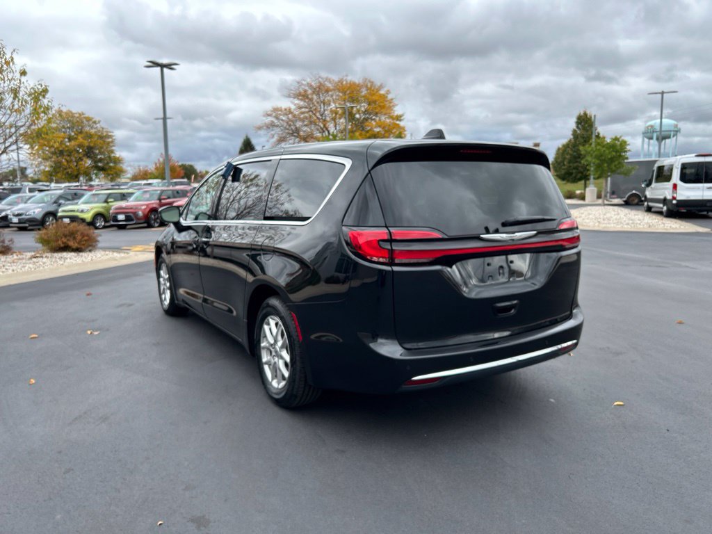 Used 2023 Chrysler Pacifica Touring-L FWD image 8