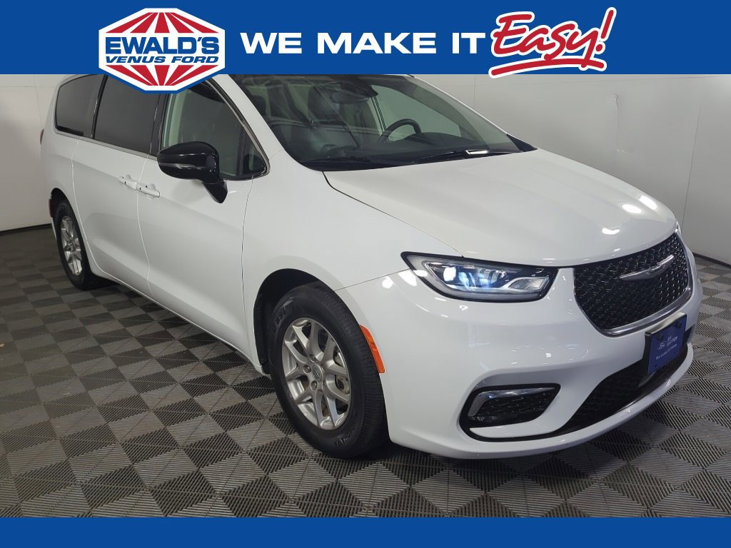 Used 2024 Chrysler Pacifica Touring-L image 6
