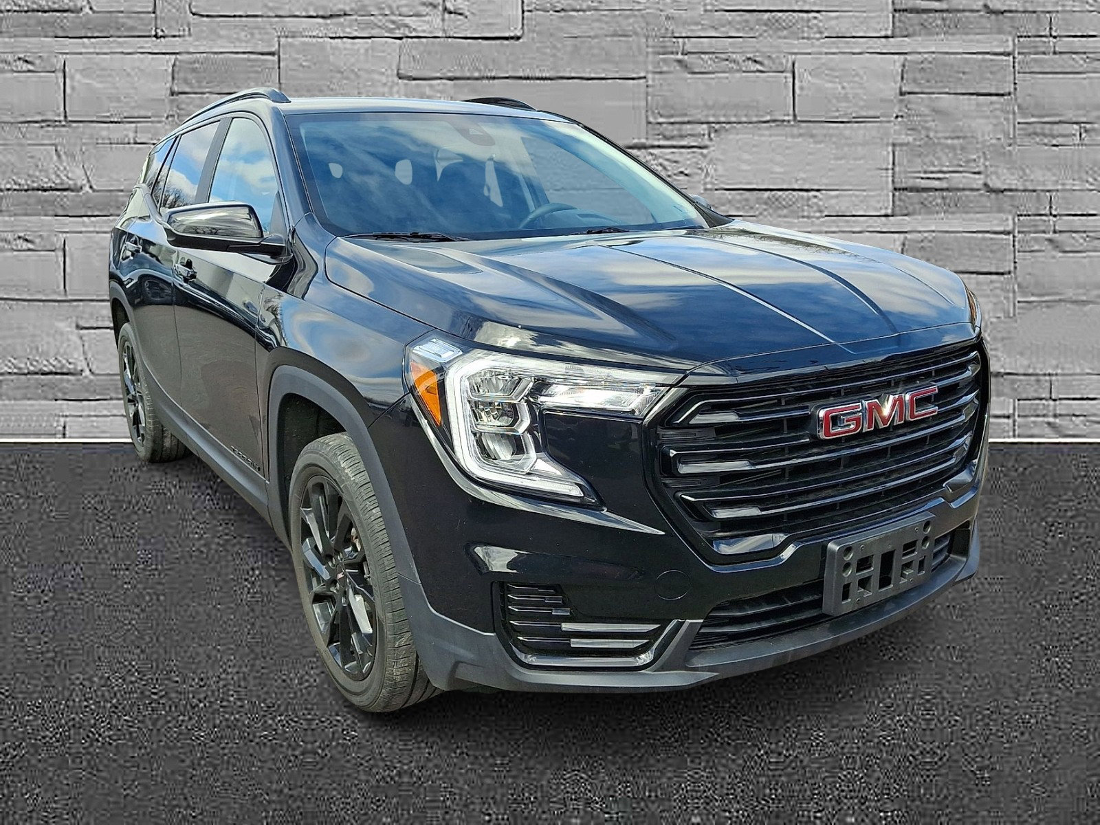 Used 2023 GMC Terrain SLE w/ Driver Convenience Package image 2