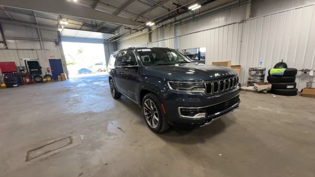 Used 2023 Jeep Wagoneer Series III w/ Premium Group I AWD/4WD image 3