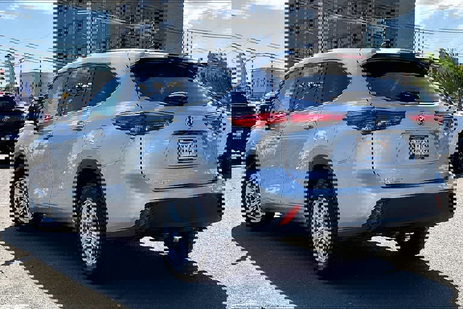 Used 2023 Toyota Highlander LE FWD image 4