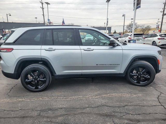 Used 2023 Jeep Grand Cherokee Altitude AWD/4WD image 11