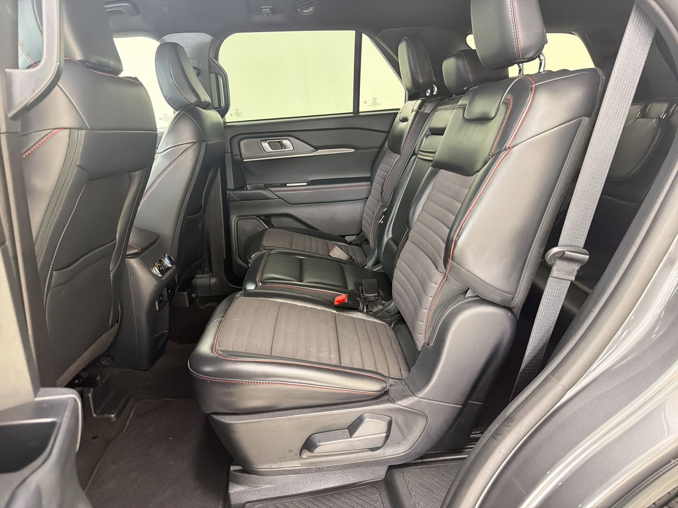 Certified 2025 Ford Explorer ST-Line w/ ST-Line Street Pack AWD/4WD image 15