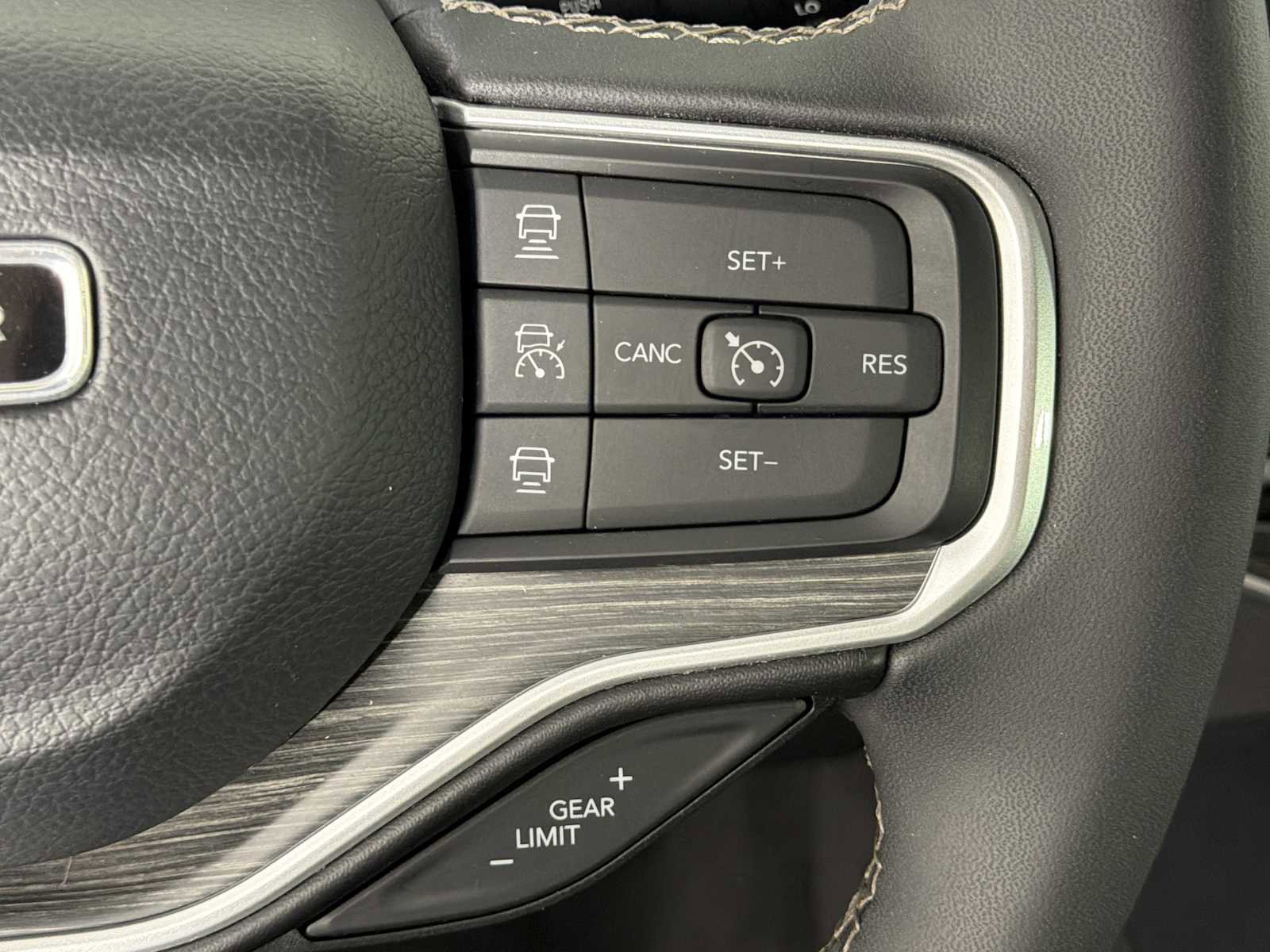 Used 2023 Jeep Wagoneer L Series II AWD/4WD image 28