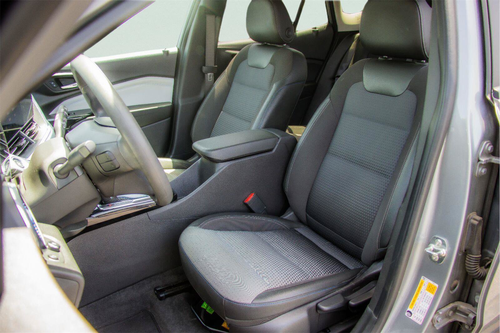 Used 2025 Chevrolet Trax LT FWD image 8
