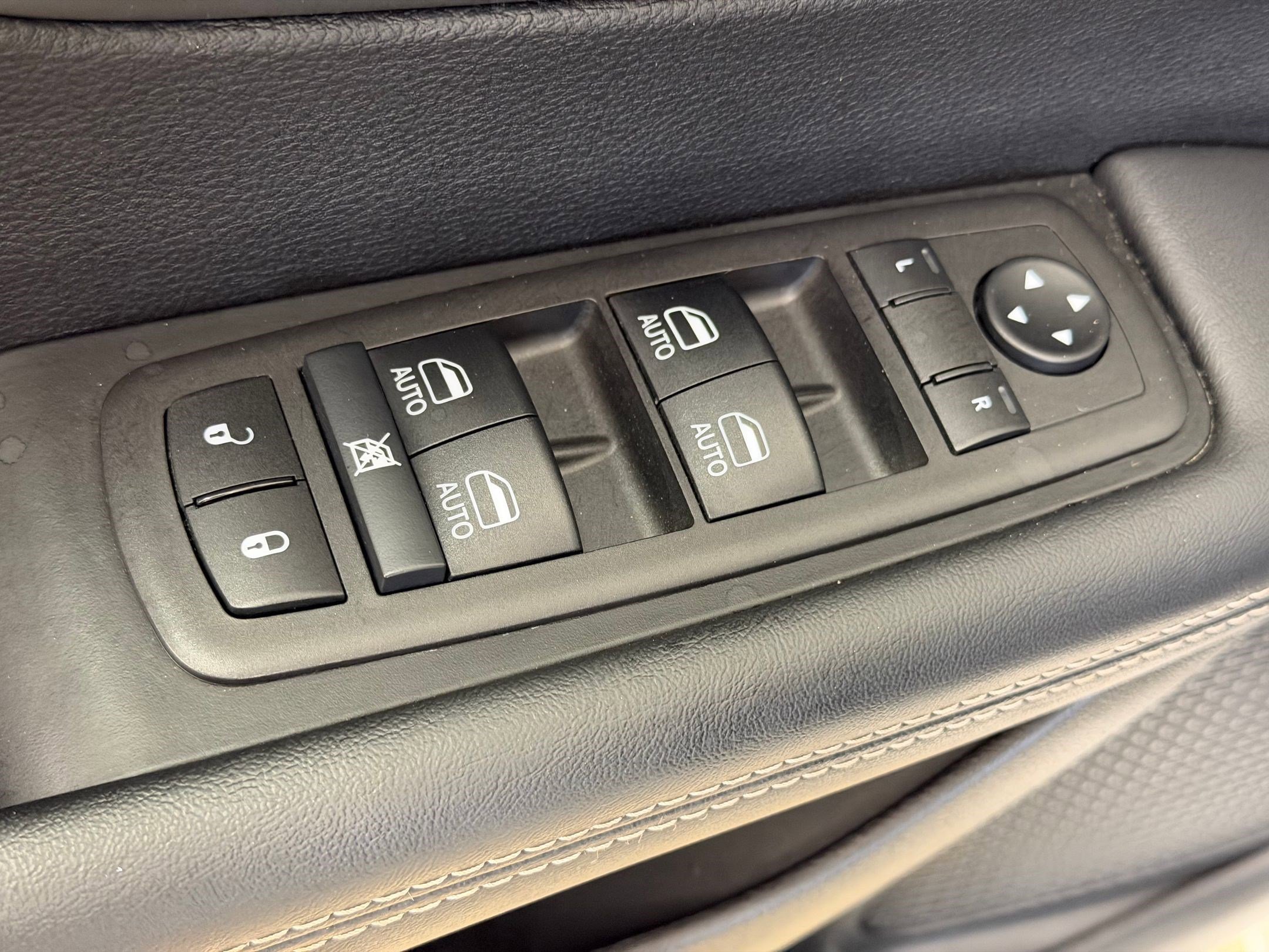 Used 2025 Chrysler Pacifica Select image 21