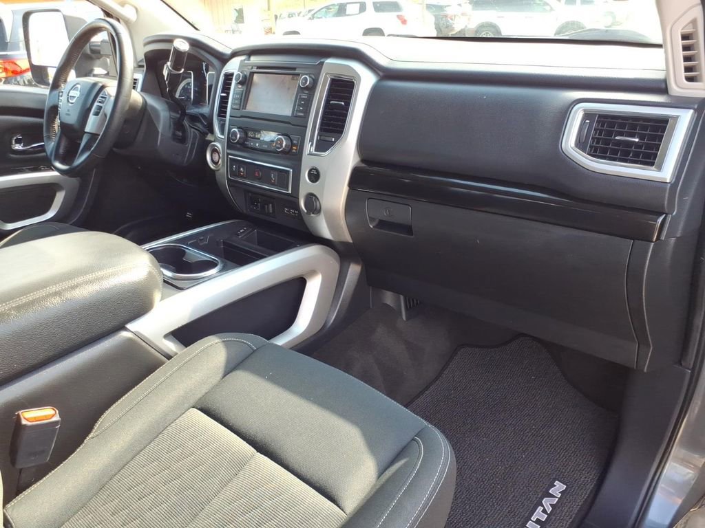 Used 2019 Nissan Titan SV w/ SV Convenience Package RWD image 5