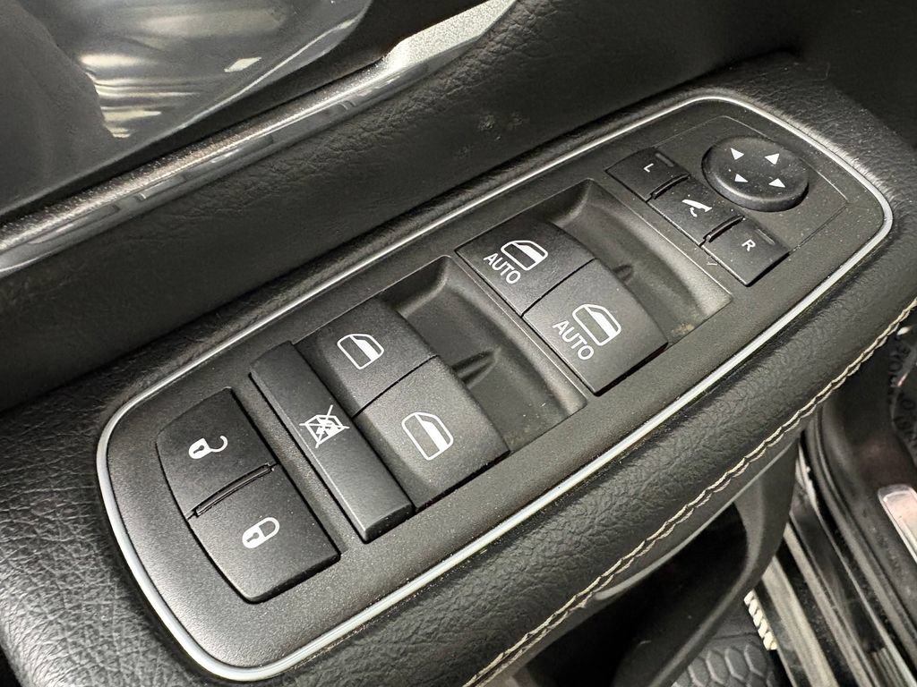 Used 2022 RAM 1500 Laramie AWD/4WD image 12