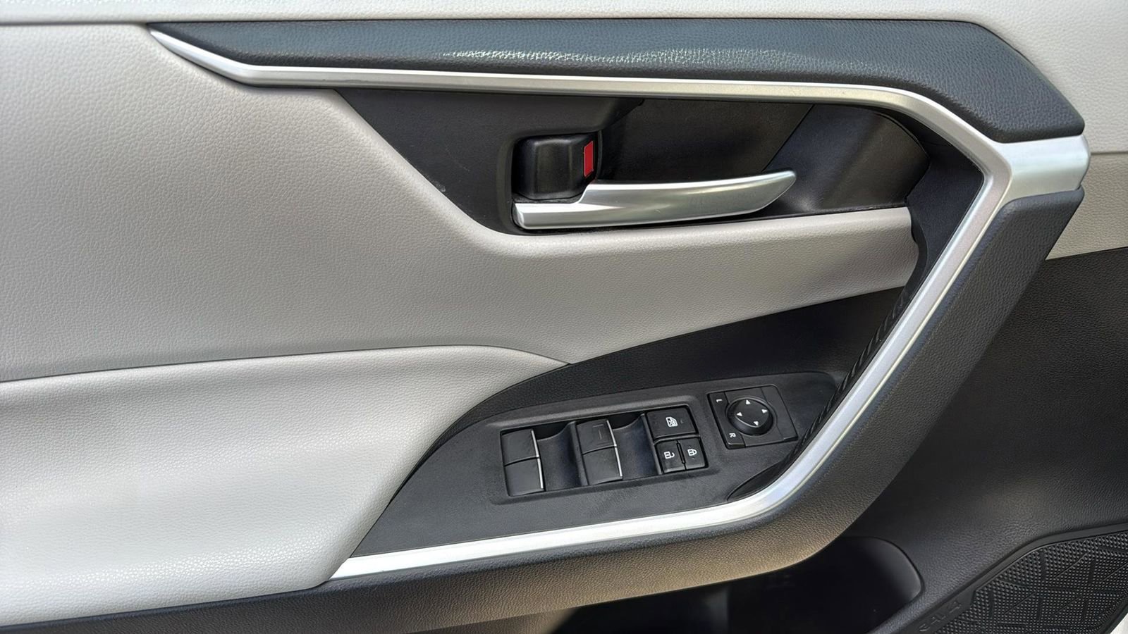 Used 2019 Toyota RAV4 XLE Premium image 11