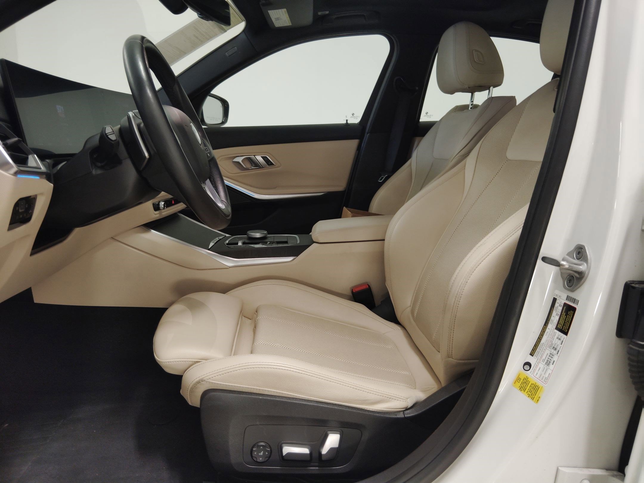 Used 2023 BMW 330i Sedan w/ Premium Package image 9