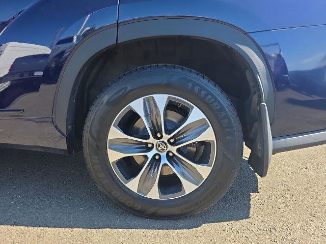 Used 2021 Toyota Highlander XLE AWD/4WD image 12