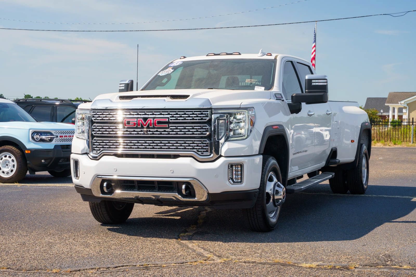 Used 2023 GMC Sierra 3500 Denali w/ Denali Ultimate Package AWD/4WD image 3