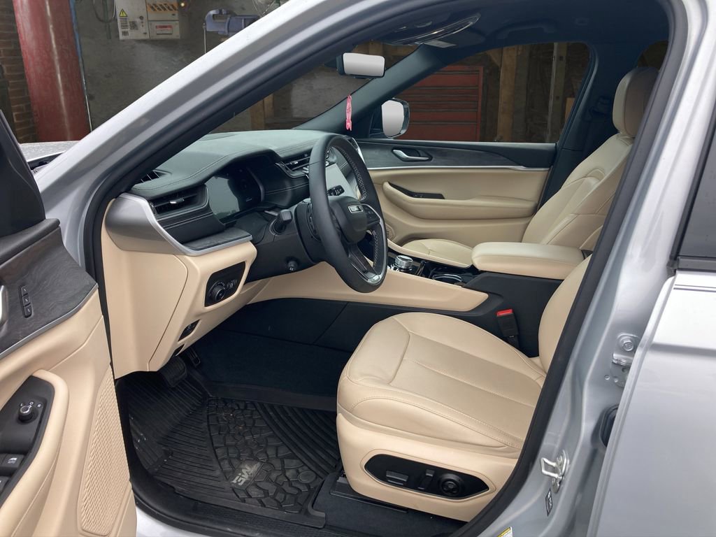 Used 2023 Jeep Grand Cherokee Limited w/ Luxury Tech Group II AWD/4WD image 17