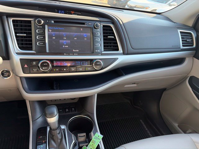Used 2019 Toyota Highlander XLE AWD/4WD image 16